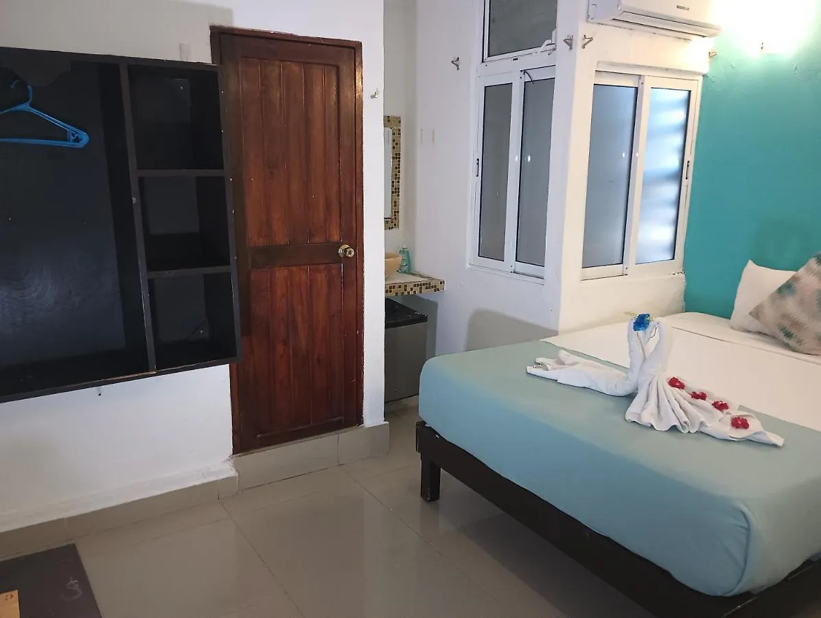*** Hotel Playa Y Mar Suites - Avenida Quinta - Only 1 Block From Beach!!! Playa del Carmen Mexico